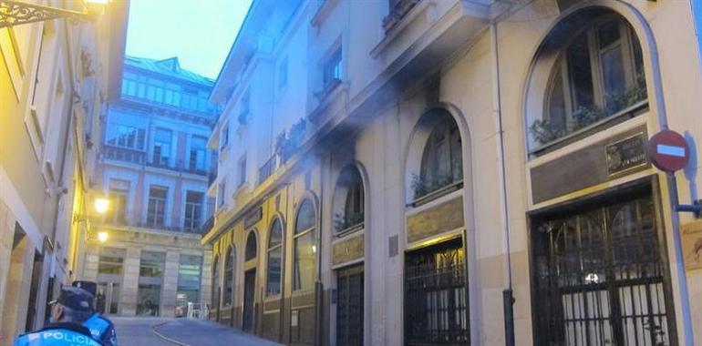 Un gran incendio obliga a desalojar un edificio en la ovetense calle de Cimadevilla