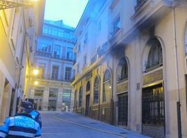 Un gran incendio obliga a desalojar un edificio en la ovetense calle de Cimadevilla