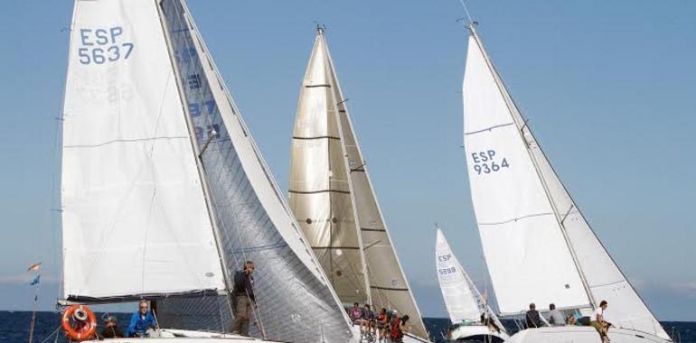 El fuerte viento obliga a suspender una regata en Gijón