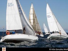 El fuerte viento obliga a suspender una regata en Gijón