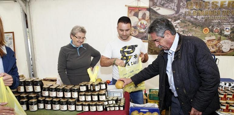 La I Feria Agroalimentaria ‘Hechu en Liébana promociona los productos de la comarca