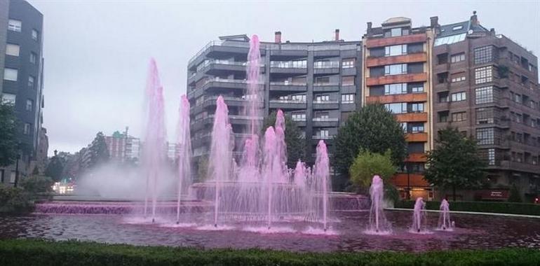 Las fuentes de Oviedo se tiñen de rosa contra el cáncer de mama