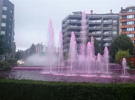 Las fuentes de Oviedo se tiñen de rosa contra el cáncer de mama