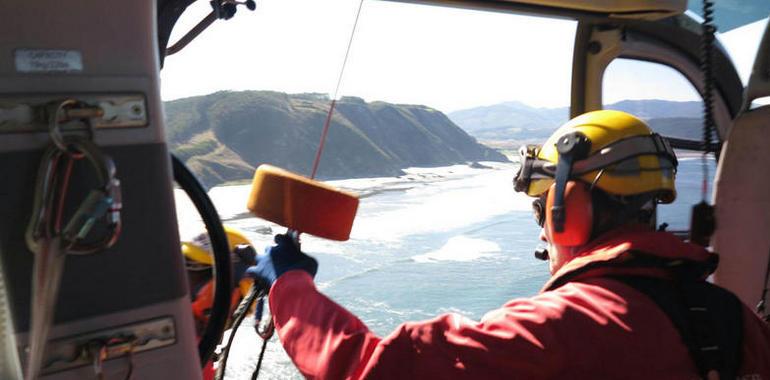 Emergencias rescata a un percebeiro en la playa de Los Quebrantos, en Soto del Barco