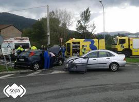 Tres heridos en el choque de dos turismos en Pravia