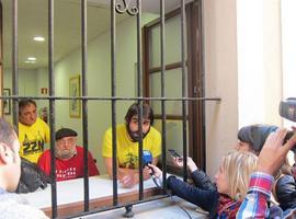 El encierro de 16 manifestantes en el Consistorio ovetense desata una tormenta política