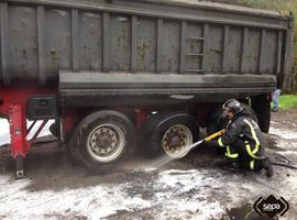 Extinguido el incendio de un camión en Tineo sin que afectara a la carga de carbón