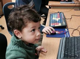 Un centenar de peques de las escuelinas de Avilés aprenden con tabletas multimedia