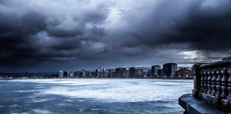 El turbón del lunes trae alerta por lluvias y olas de hasta seis metros para el martes