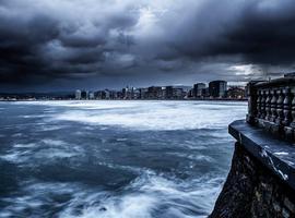 El turbón del lunes trae alerta por lluvias y olas de hasta seis metros para el martes