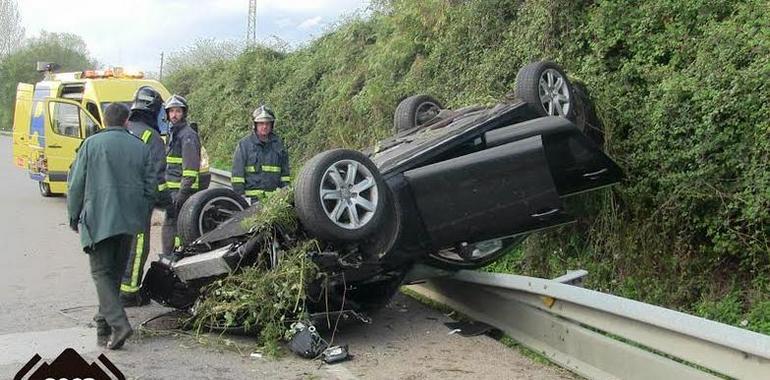 Conductor gravemente herido al volcar su vehículo a la altura de Marcenado, Siero