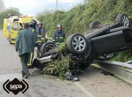 Conductor gravemente herido al volcar su vehículo a la altura de Marcenado, Siero