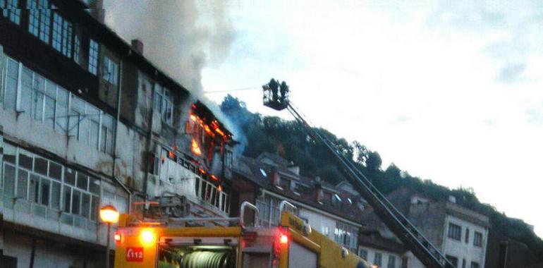 Rescatado un vecino de Moreda tras el incendio del edificio deshabitado colindante