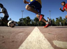 Jugar al fútbol o al balonmano cuando joven previene la osteoporosis