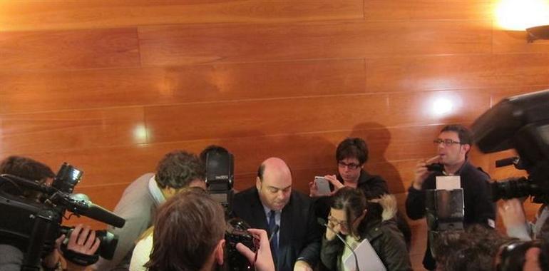 Caunedo, arropado por los concejales del PP, defiende su impecable conducta y seguirá en el cargo