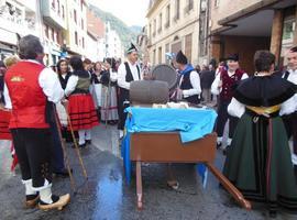 Moreda de Aller celebra la folixa de San Martín