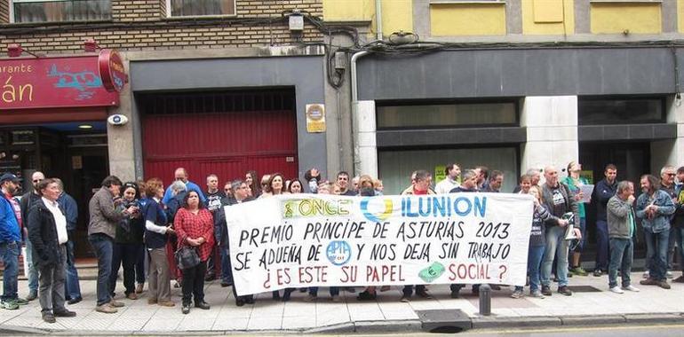 Trabajadores y padres de la ONCE se manifiestan en Oviedo contra el cierre del Centro de Empleo APTA