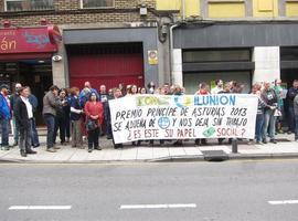 Trabajadores y padres de la ONCE se manifiestan en Oviedo contra el cierre del Centro de Empleo APTA