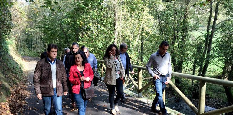 La consejera de Desarrollo Rural y el director de ‘la Caixa’  visitan las actuaciones de mejora de la Senda del Oso 