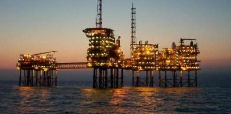 Ligero repunte del precio del petróleo en un mercado con exceso de oferta