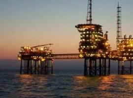 Ligero repunte del precio del petróleo en un mercado con exceso de oferta