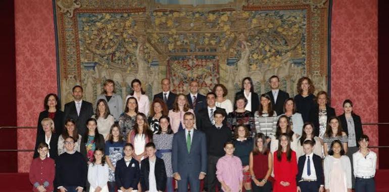 Escolares asturianos ganadores del Qué es un Rey para tí, con Don Felipe