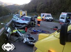 Ocho heridos, tres menores, en un choque de turismos en La Chalana, Laviana