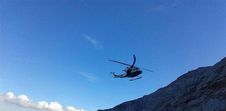 Evacuadas una excursionista herida en Cangas y una escaladora caída en Aller