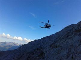 Evacuadas una excursionista herida en Cangas y una escaladora caída en Aller