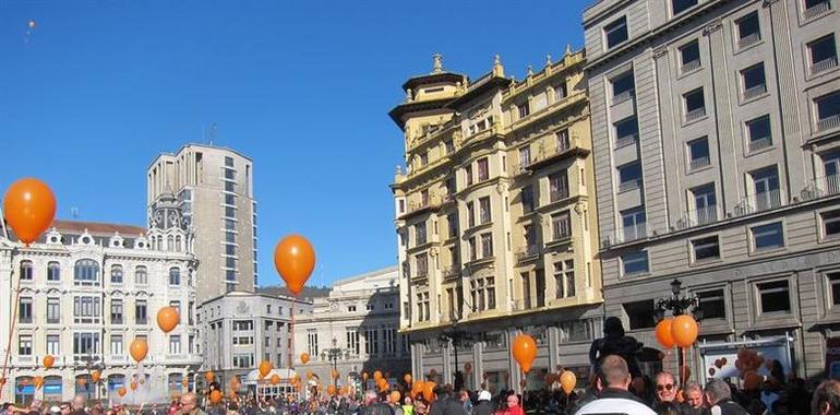 #Avat. Globos naranja en Oviedo para recordar a las víctimas de accidentes