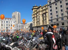 #Avat. Globos naranja en Oviedo para recordar a las víctimas de accidentes