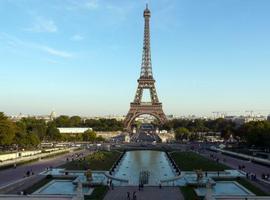 La Torre Eiffel lucirá esta noche en azul, blanco y rojo