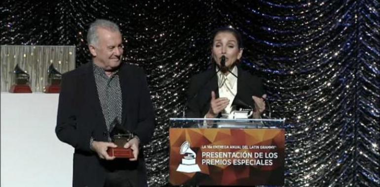 Ana Belén y Víctor Manuel reciben el Grammy a la excelencia musical