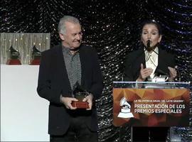 Ana Belén y Víctor Manuel reciben el Grammy a la excelencia musical