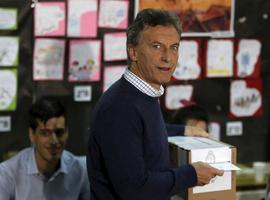 Scioli y Macri zarren les sos campañes electorales ante cientos de siguidores