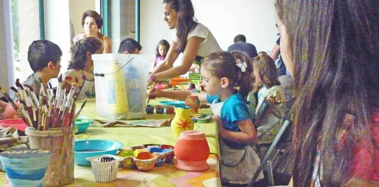 Taller infantil Amagüestu de barro en el Centro del Prerrománico Asturiano