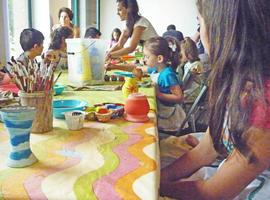 Taller infantil Amagüestu de barro en el Centro del Prerrománico Asturiano