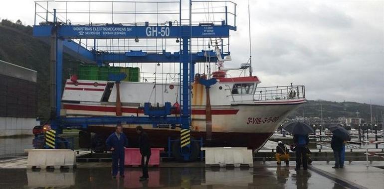 Bomberos de Laredo evitan achicando que se hunda un barco asturiano