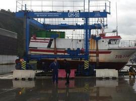 Bomberos de Laredo evitan achicando que se hunda un barco asturiano