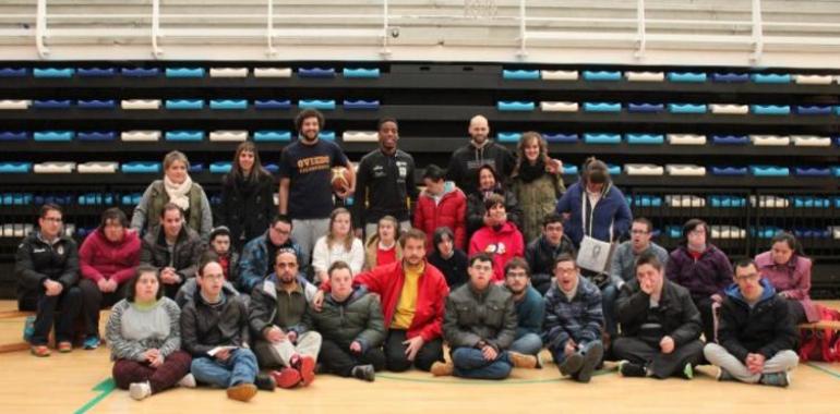 La Asociación Síndrome de Down Asturias, en la cancha con el Oviedo Baloncesto