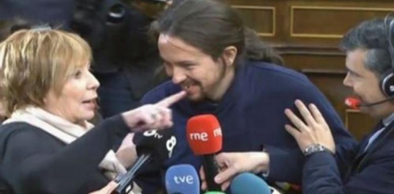 Pablo Iglesias y Celia Villalobos engárrense nel Congresu