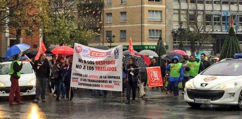 Concentración de El Árbol en Oviedo en demanda de diálogo con la empresa