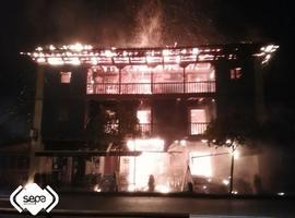 Incendio destruye un restaurante de tres plantas en Sevares