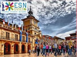 Flashmob de los Erasmus ante el Ayuntamiento de Oviedo pro Banco de Alimentos