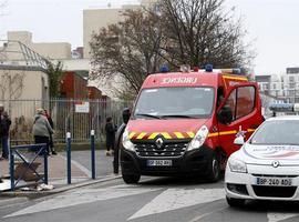 Un encapucháu apuñala a un profesor en Francia en nome del EI