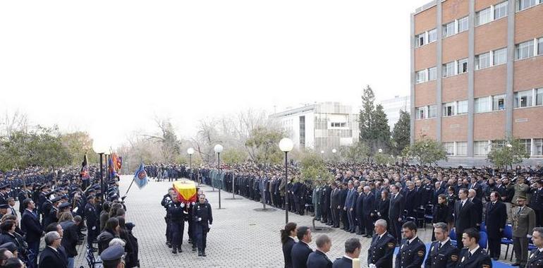 El Rey honra a los policías nacionales asesinados en Kabul en su solemne funeral