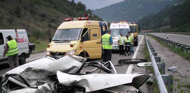 Tres heridos en el choque entre dos turismos y un camión, en Mieres