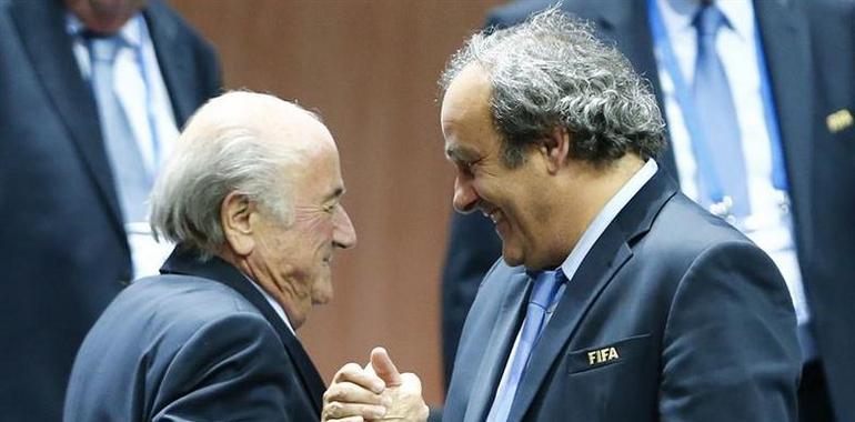 La FIFA inhabilita a Blatter y Platini mientres ocho años