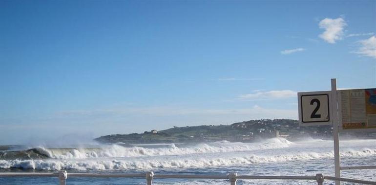 Alerta de Protección Civil por olas de hasta 8 metros en Asturias