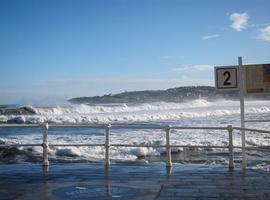 Alerta de Protección Civil por olas de hasta 8 metros en Asturias